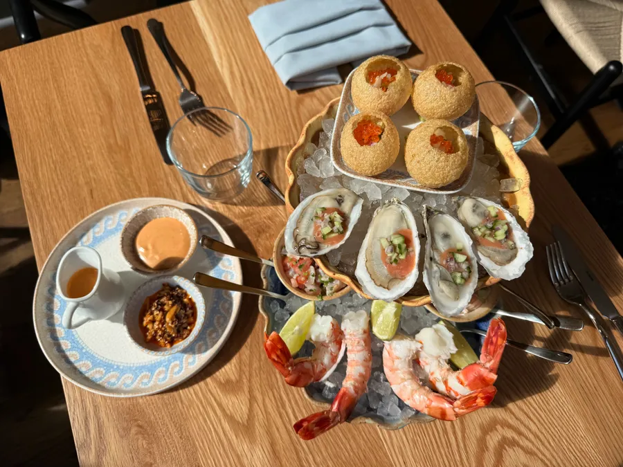 Seafood Tower, Table Setting